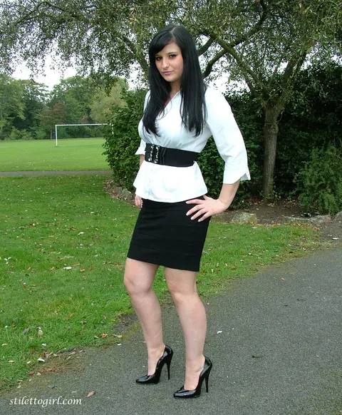 Nicola Kiss: British Brunette Shows Off Her Legs in a Skirt and Heels Outdoors – photo 12 of 16