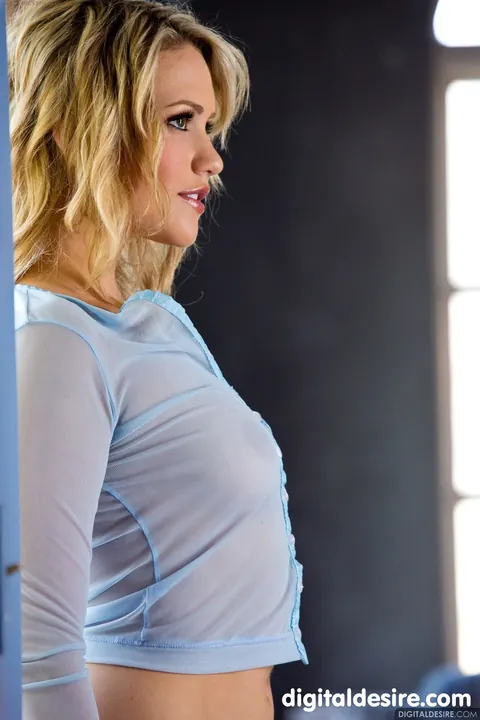 Mia Malkova: Blonde PAWG Peels Off Her Panties and Shows Her Body – photo 3 of 21