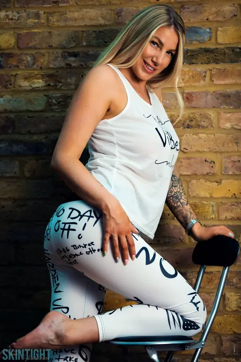 Danielle May: Tall British Blonde Frees Her Big Tits from Yoga Pants – photo 2 of 12