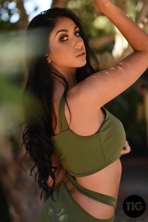 Anya Leigh: British Black-Haired Woman in a Bikini Shows Her Enhanced Tits Outdoors – photo 4 of 21