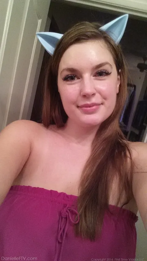 Busty Thick Amateur in Lingerie, Bikini and Latex Takes Selfies – photo 2 of 15