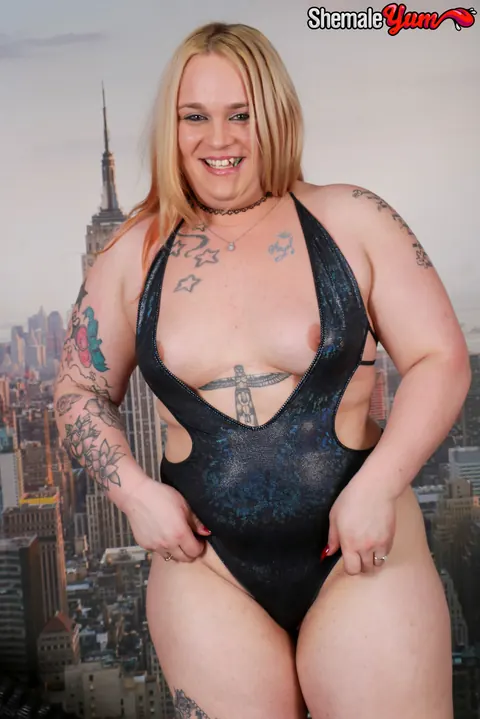 Blonde Trans BBW Undresses and Shows Her Big Ass Nude – photo 3 of 16