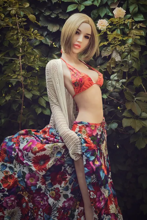 Japanese Woman Stands Nude and Poses for the Camera – photo 11 of 21