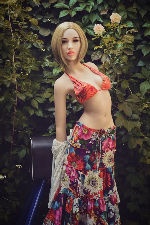 Japanese Woman Stands Nude and Poses for the Camera – photo 12 of 21
