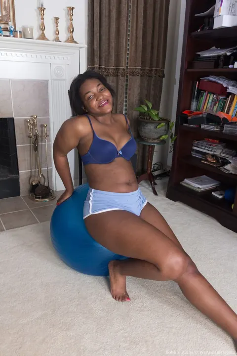 Ebony Woman Fucks a Dildo During a Gym Workout – photo 4 of 21