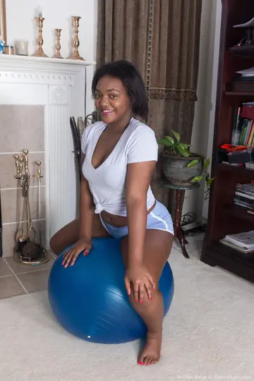 Ebony Woman Fucks a Dildo During a Gym Workout