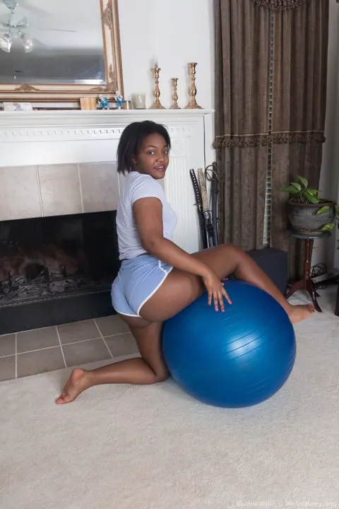 Ebony Woman Fucks a Dildo During a Gym Workout – photo 2 of 21
