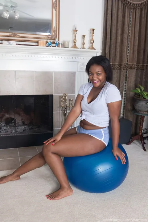 Ebony Woman Fucks a Dildo During a Gym Workout – photo 3 of 21