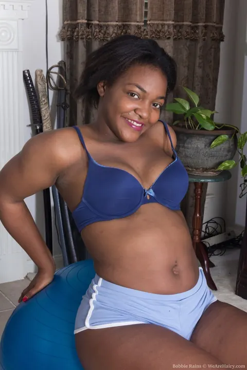 Ebony Woman Fucks a Dildo During a Gym Workout – photo 5 of 21