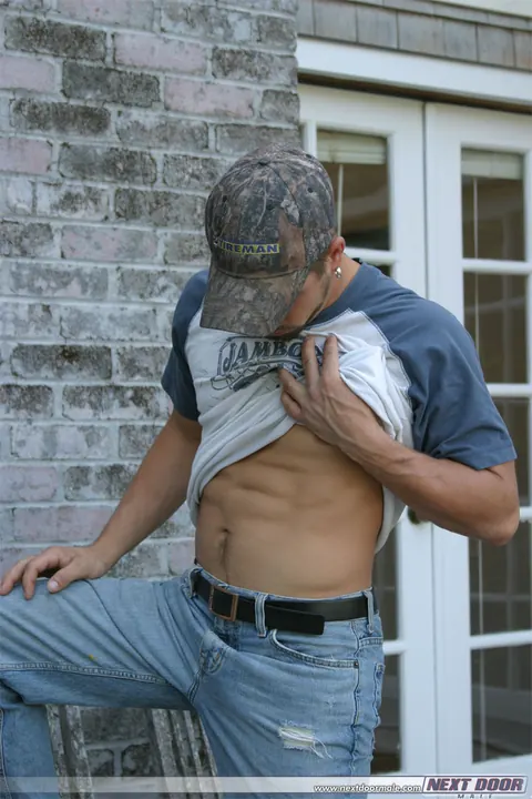 Athletic Man Strips Outdoors and Shows His Ass – photo 1 of 21