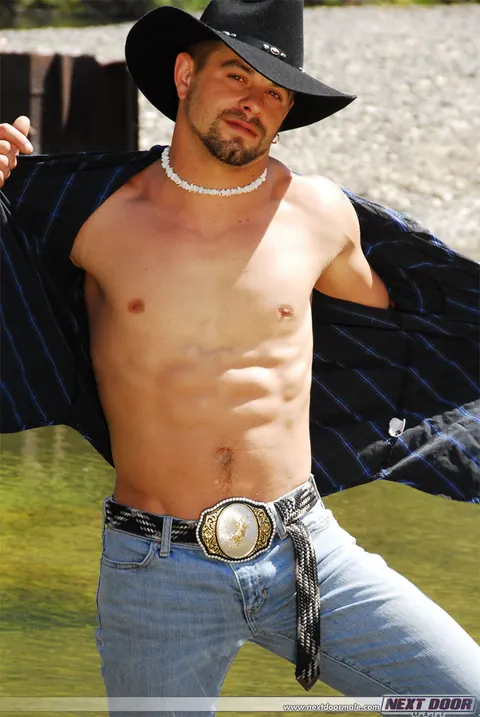 Athletic Man Strips Outdoors and Shows His Ass – photo 17 of 21