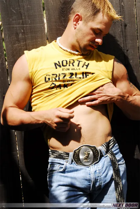 Athletic Man Strips Outdoors and Shows His Ass – photo 9 of 21