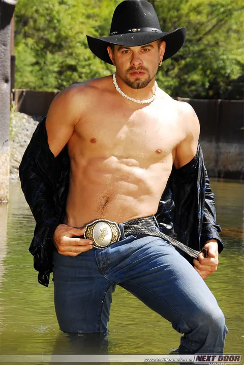 Athletic Man Strips Outdoors and Shows His Ass – photo 19 of 21