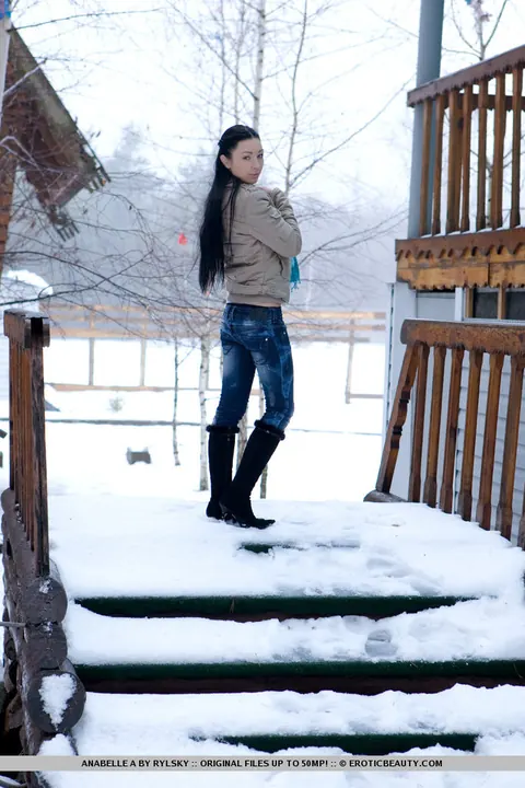 Thick European Brunette in Jeans and Stockings Spreads Outdoors – photo 2 of 16