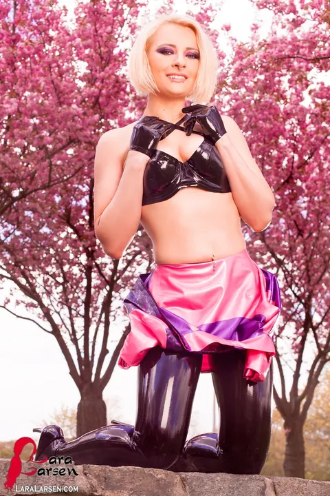 Lara Larsen: Blonde Unzips Her Latex Dress to Show Lingerie Outdoors – photo 10 of 12