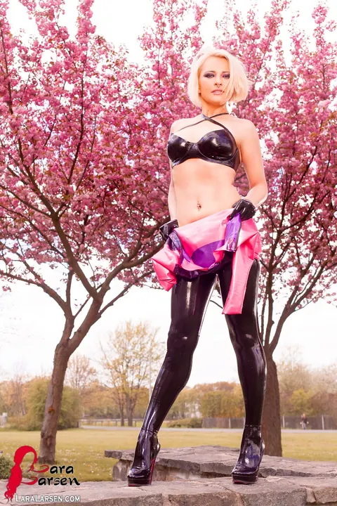 Lara Larsen: Blonde Unzips Her Latex Dress to Show Lingerie Outdoors – photo 11 of 12