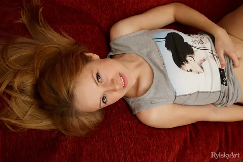 Alice May: Tall Redhead Spreads Her Shaved Pussy and Shows Her Feet – photo 3 of 16