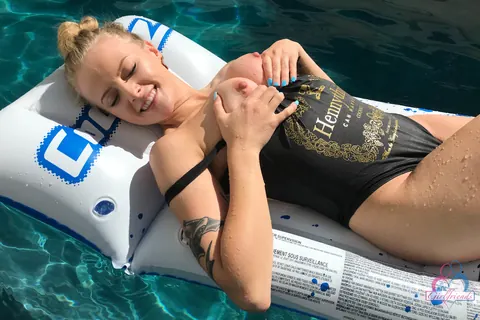 Paris White: Thick Blonde Amateur in a Bikini and Panties Spreads at the Pool – photo 7 of 20