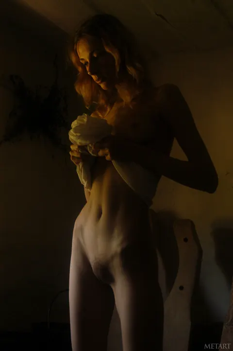Woman Stretches and Poses to Show Her Body – photo 18 of 21