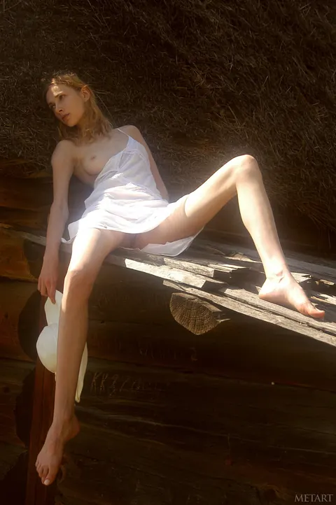 Woman Stretches and Poses to Show Her Body – photo 4 of 21