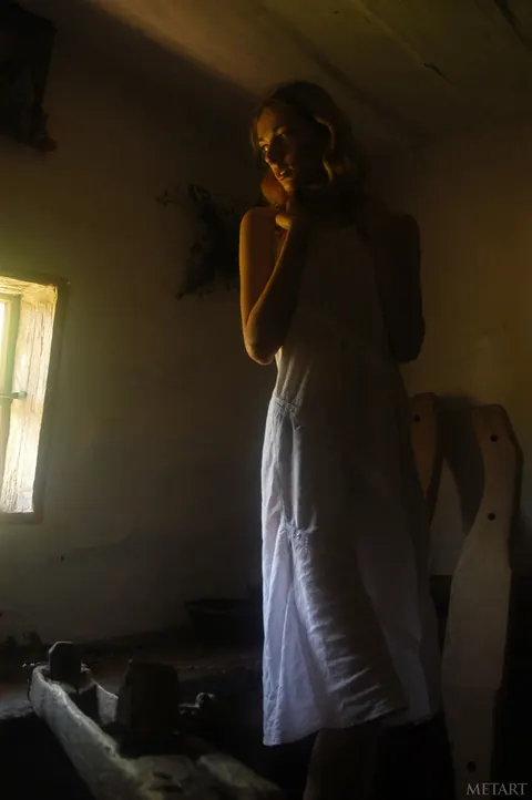Woman Stretches and Poses to Show Her Body – photo 16 of 21