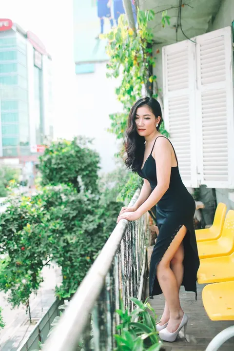 Petite Asian Babe Strips Out of Her Dress Outdoors – photo 17 of 21