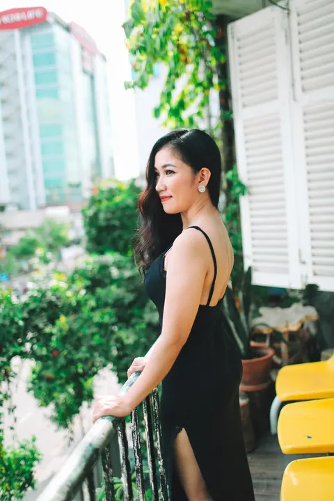 Petite Asian Babe Strips Out of Her Dress Outdoors – photo 19 of 21