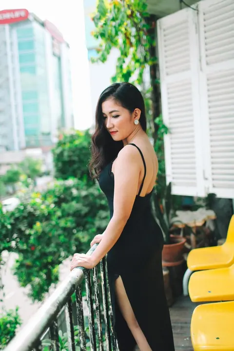 Petite Asian Babe Strips Out of Her Dress Outdoors – photo 18 of 21