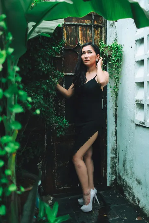 Petite Asian Babe Strips Out of Her Dress Outdoors – photo 13 of 21