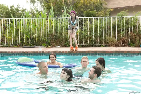 Tattooed Short-Haired Woman in a Bikini and Glasses Poses by the Pool – photo 16 of 17