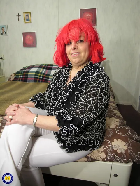 European MILF Fucks Herself with a Rubber Dildo – photo 2 of 20