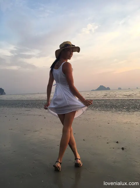 Lovenia Lux: Russian Redhead Kisses Woman on the Beach – photo 8 of 15