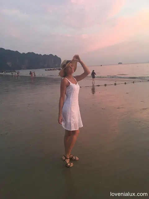 Lovenia Lux: Russian Redhead Kisses Woman on the Beach – photo 10 of 15