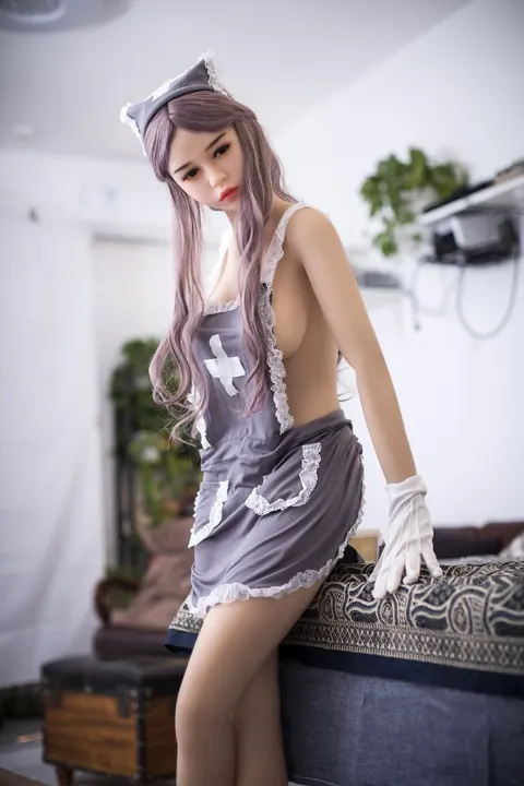 Woman Strips Nude and Poses as a Maid – photo 12 of 21