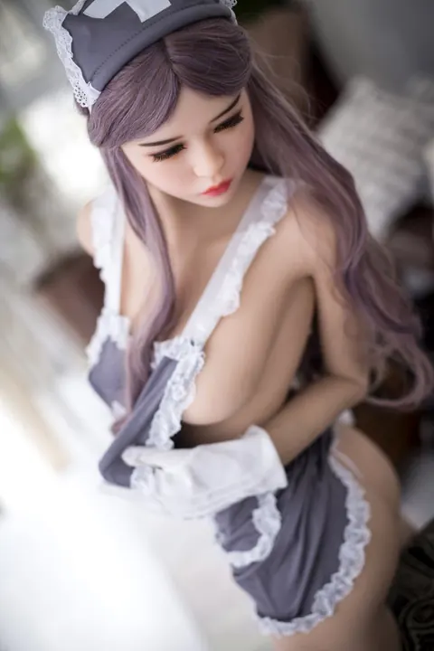 Woman Strips Nude and Poses as a Maid – photo 6 of 21