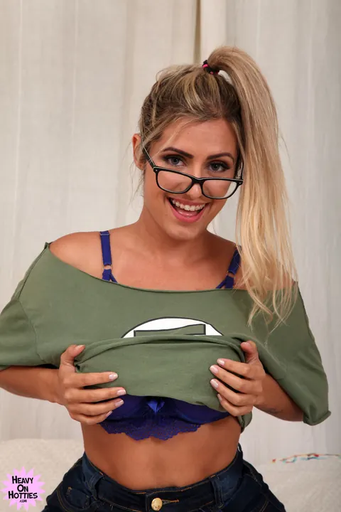 Mia Linz: Curvy Latina with Big Tits Strips and Spreads in the Bedroom – photo 1 of 16