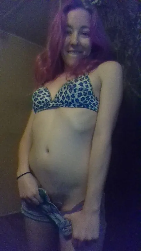 Amateur Fingers Her Pussy and Sucks Her Toes – photo 10 of 15