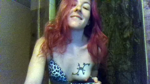 Amateur Fingers Her Pussy and Sucks Her Toes – photo 12 of 15