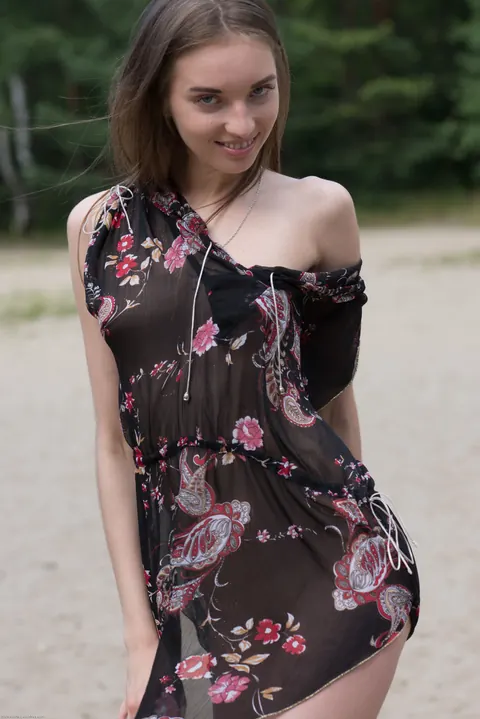 Slim European Undresses Outdoors – photo 4 of 21