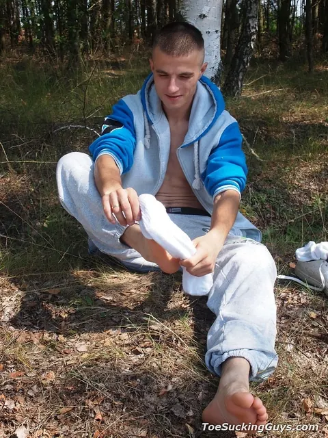 Short-Haired Man Strips Outdoors and Shows His Cock and Feet – photo 10 of 21