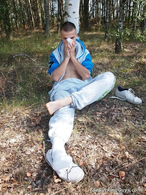 Short-Haired Man Strips Outdoors and Shows His Cock and Feet – photo 7 of 21