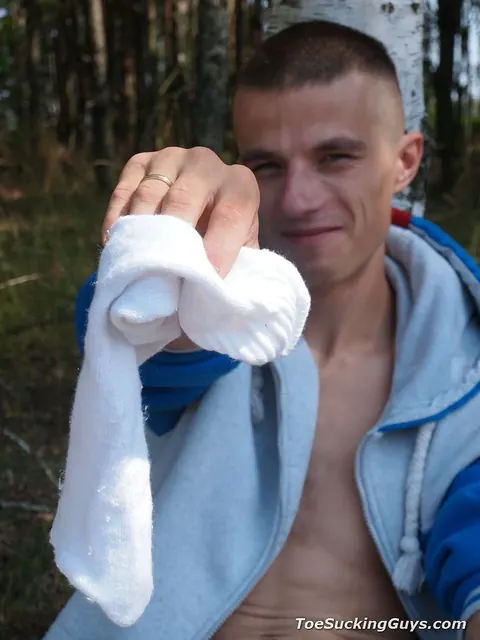 Short-Haired Man Strips Outdoors and Shows His Cock and Feet – photo 11 of 21