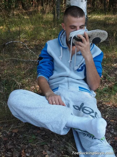 Short-Haired Man Strips Outdoors and Shows His Cock and Feet – photo 3 of 21