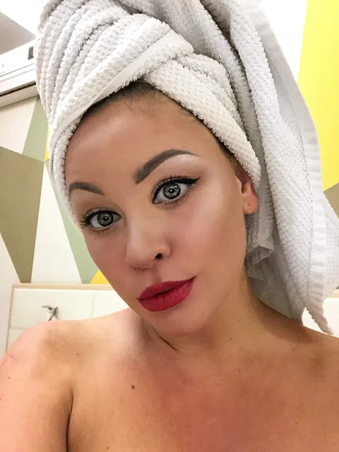 Amateur with Big Tits Poses in Panties for Mirror Selfies – photo 9 of 16