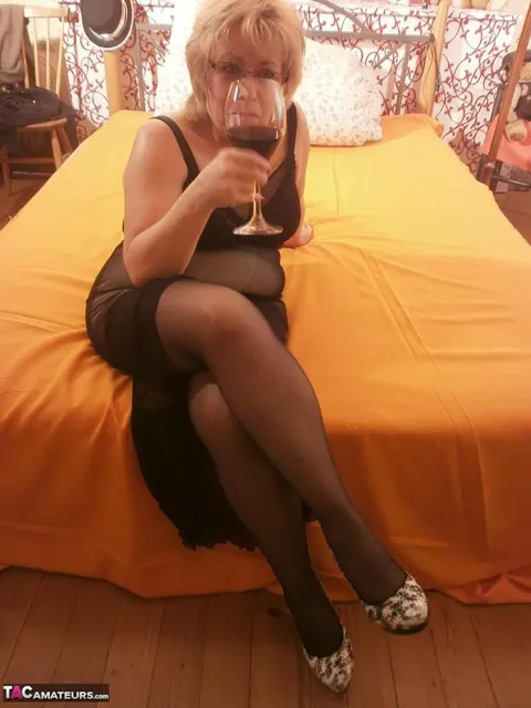 Blonde BBW Opens Her Legs Wide in Stockings on the Bed – photo 2 of 20