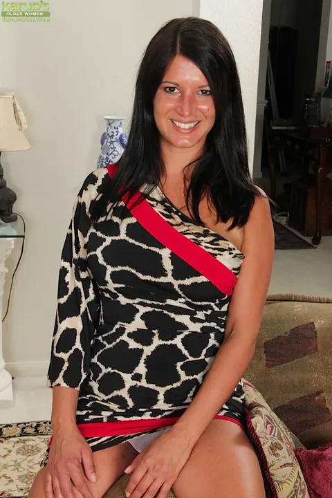Veronica Jones: Busty Brunette MILF Strips Off Her Panties and Heels to Spread – photo 3 of 15
