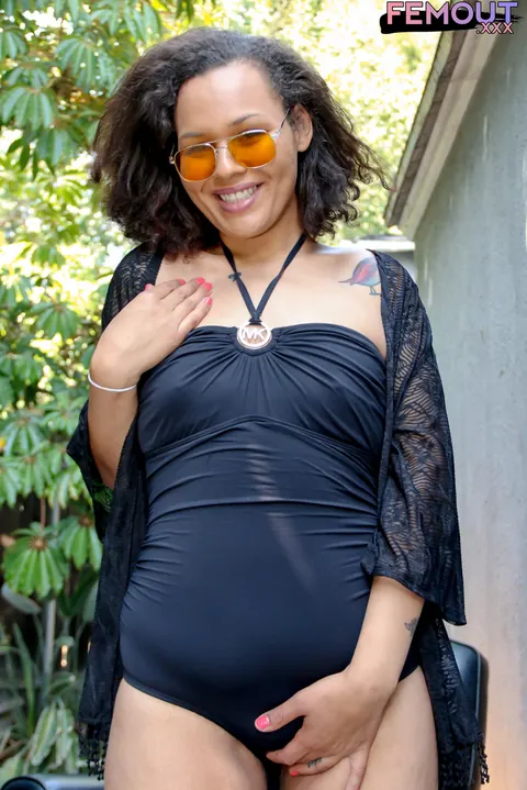 Curvy Ebony Trans Woman Strips Out of Her Bikini and Poses Nude – photo 4 of 16