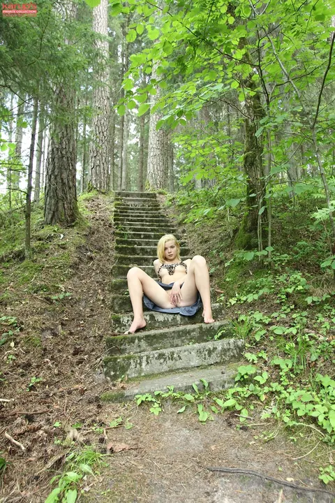 Sophia Kitten: Blonde Spreads Her Legs and Fingers Her Pussy Outdoors – photo 9 of 21