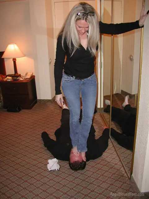 Thick Blonde MILF in Jeans Removes Her Socks for Foot Worship – photo 15 of 15