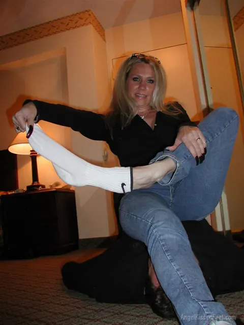 Thick Blonde MILF in Jeans Removes Her Socks for Foot Worship – photo 3 of 15